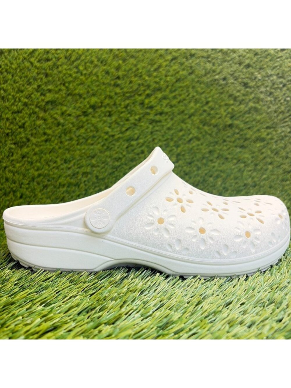 Crocs Classic Floral Cut Out Mens Size 8 Ivory Beach Casual Outdoor Clog Sandals